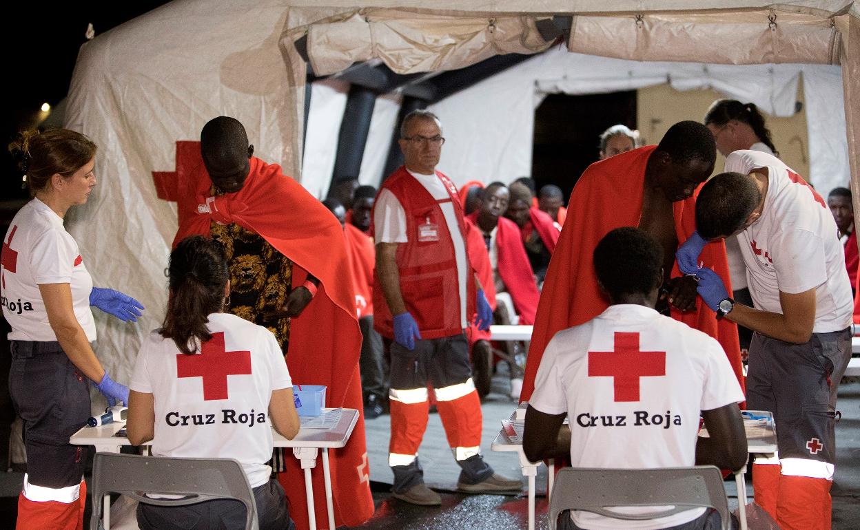 Los inmigrantes en el puerto de Motril. 