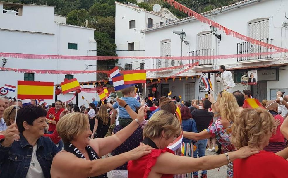 Una de las pruebas del programa 'Het Spaanse Dorp: Polopos', grabadas en la plaza del pueblo de la Costa granadina. 