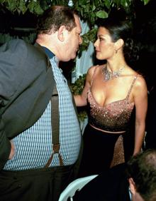 Imagen secundaria 2 - Harvey Weinstein con la actriz Paz de la Huerta, que le ha denunciado por violación y aparece en el documental. El productor entregándose a la Policía en Nueva York en mayo de 2018 para ser juzgado y con la actriz Catherine Zeta-Jones en el Festival de Cannes de 1999.
