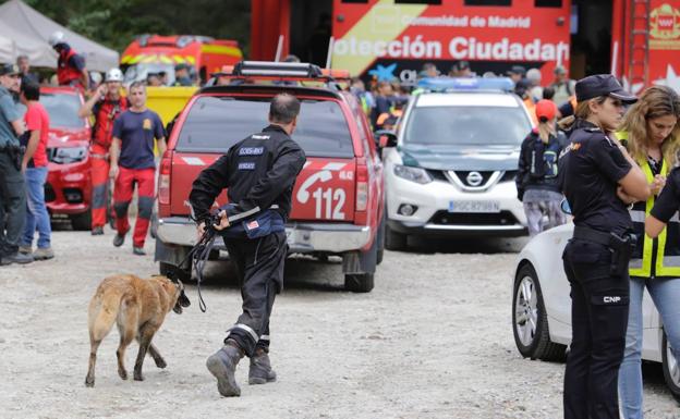 Imagen principal - Cientos de personas buscan a Blanca Fernández Ochoa en la sierra de Guadarrama.