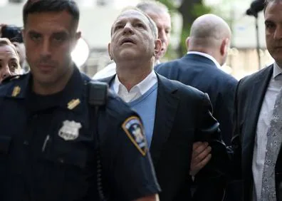 Imagen secundaria 1 - Harvey Weinstein con la actriz Paz de la Huerta, que le ha denunciado por violación y aparece en el documental. El productor entregándose a la Policía en Nueva York en mayo de 2018 para ser juzgado y con la actriz Catherine Zeta-Jones en el Festival de Cannes de 1999.