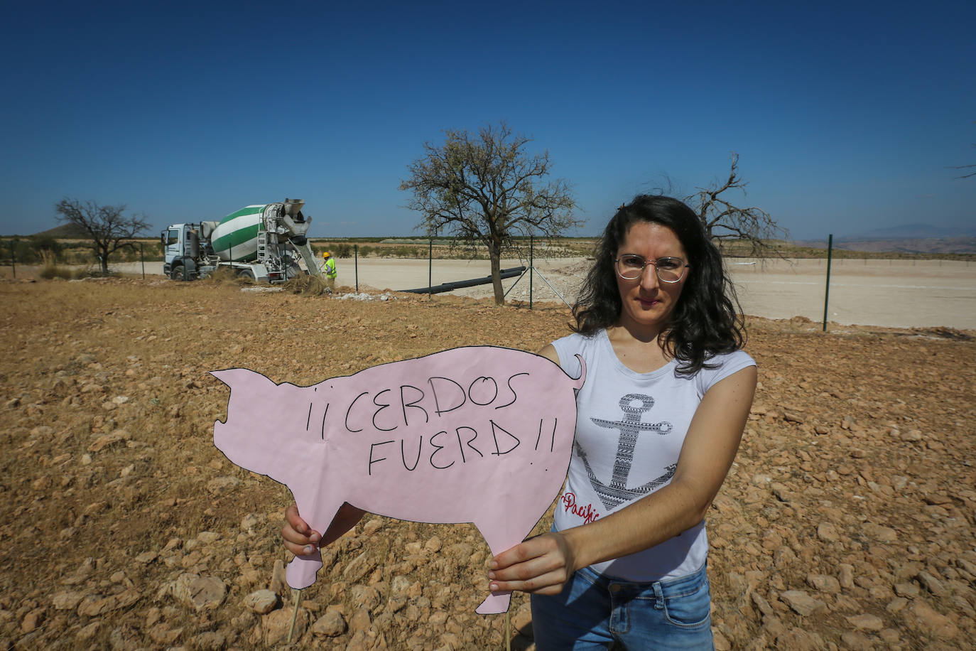 En las últimas semanas ha habido protestas de vecinos en el municipio de Zújar, donde están instalando una granja porcina junto a invernaderos 
