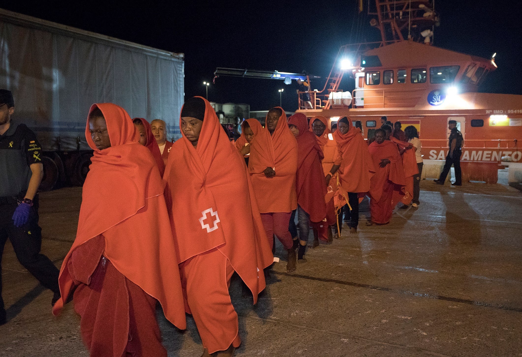 Efectivos de Salvamento Marítimo han trasladado esta noche al puerto de Motril (Granada) a 63 personas de origen subsahariano, entre ellas 15 mujeres, y un niño de corta edad que han sido rescatados cuando navegaban en una patera en el mar de Alborán