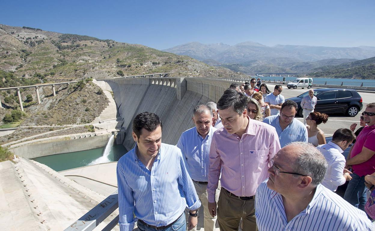 El presidente de la Junta, Juanma Moreno, y Carlos Rojas en una visita a la presa de Rules.