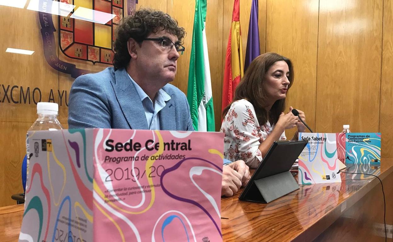 El nuevo director de la UPM, Juan Carlos Sánchez, y la edil de Participación Ciudadana, Eva Funes. 