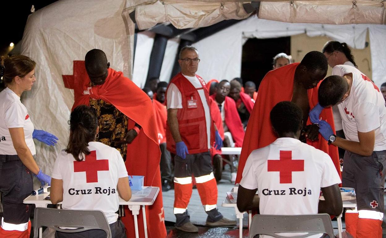 El grupo de inmigrantes que fue rescatado el domingo por la noche.