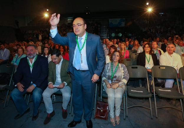 Sebastián Pérez saluda en el último congreso, con Juanma Moreno de testigo.