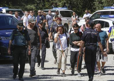 Imagen secundaria 1 - La hermana de Blanca (Lola) y el resto de familiares tras conocer la confirmación de que el cádaver aparecido es el de Blanca Fdez Ochoa.