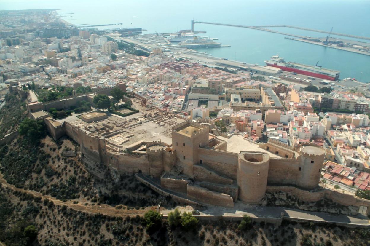 Vistas aéreas de la ciudad de Almería en donde se aprecia la belleza de la Alcazaba. :