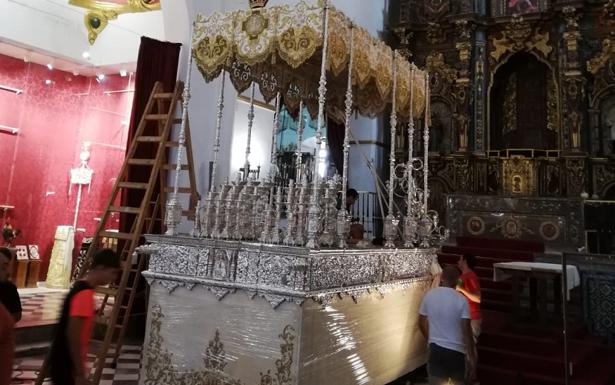 Imagen de los preparativos en el interior del templo.