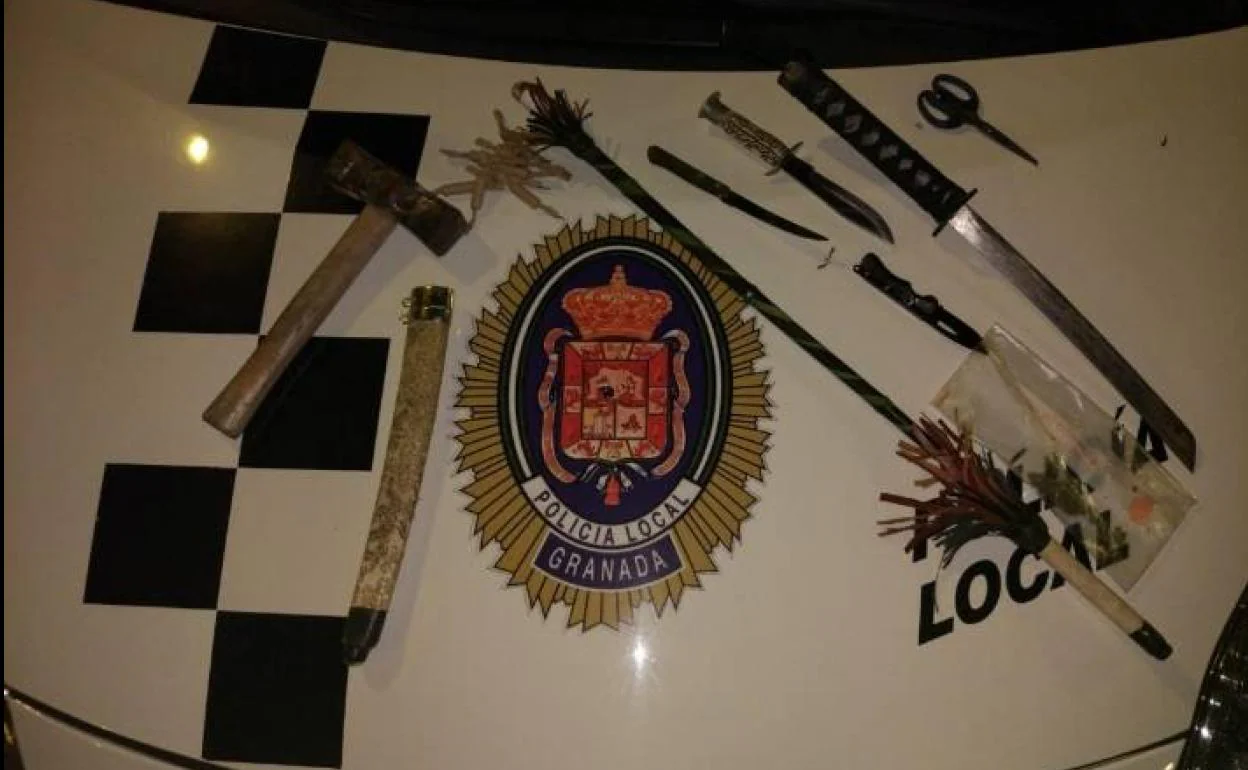 Amenaza a los agentes de la Policía Local de Granada que le incautan una catana, dos cuchillos y una navaja