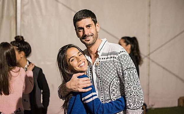 Melendi abraza a su pareja y madre de sus dos hijas.