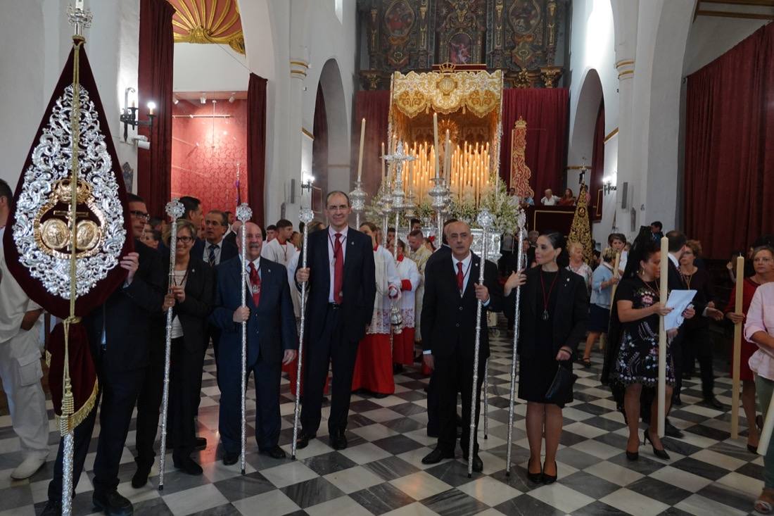 Así ha sido el recorrido de la Virgen de la Aurora por las calles de Granada