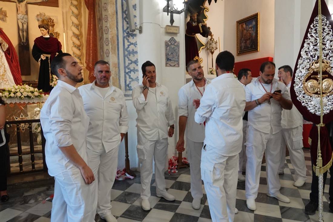 Así ha sido el recorrido de la Virgen de la Aurora por las calles de Granada
