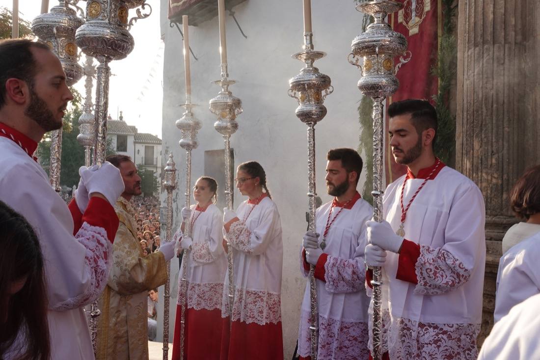 Así ha sido el recorrido de la Virgen de la Aurora por las calles de Granada