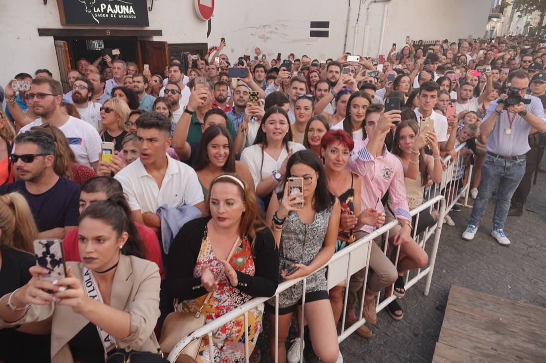 Así ha sido el recorrido de la Virgen de la Aurora por las calles de Granada