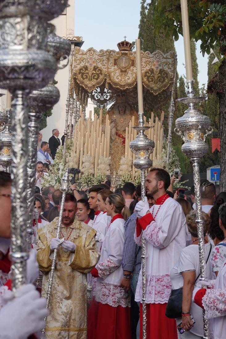 Así ha sido el recorrido de la Virgen de la Aurora por las calles de Granada