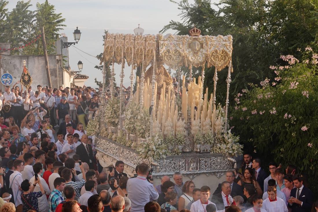 Así ha sido el recorrido de la Virgen de la Aurora por las calles de Granada