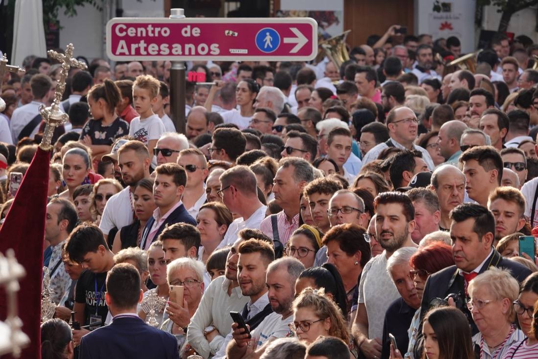 Así ha sido el recorrido de la Virgen de la Aurora por las calles de Granada