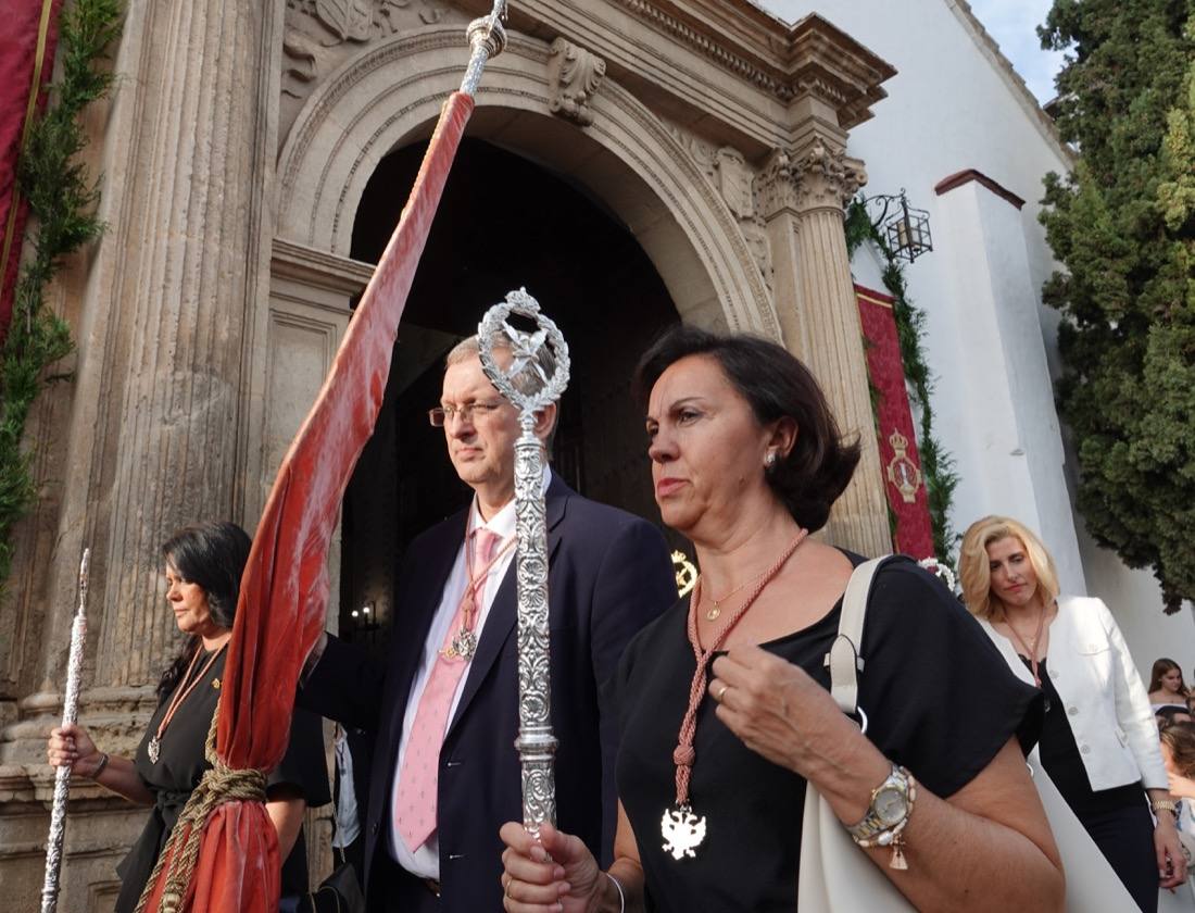 Así ha sido el recorrido de la Virgen de la Aurora por las calles de Granada
