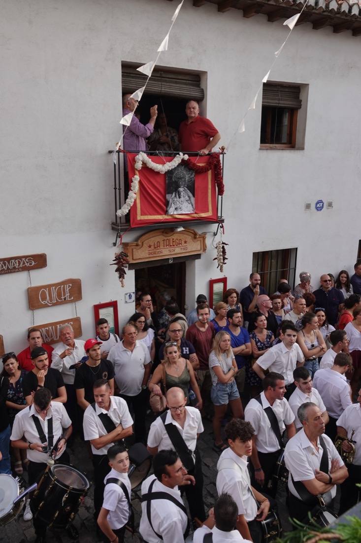 Así ha sido el recorrido de la Virgen de la Aurora por las calles de Granada