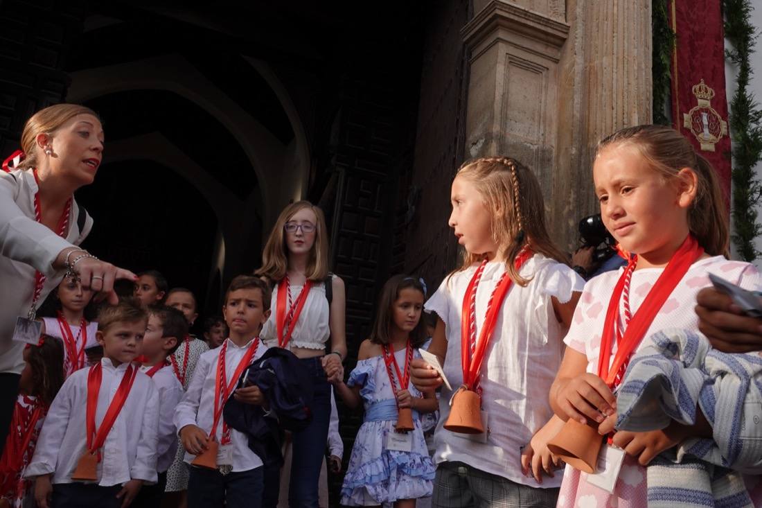 Así ha sido el recorrido de la Virgen de la Aurora por las calles de Granada