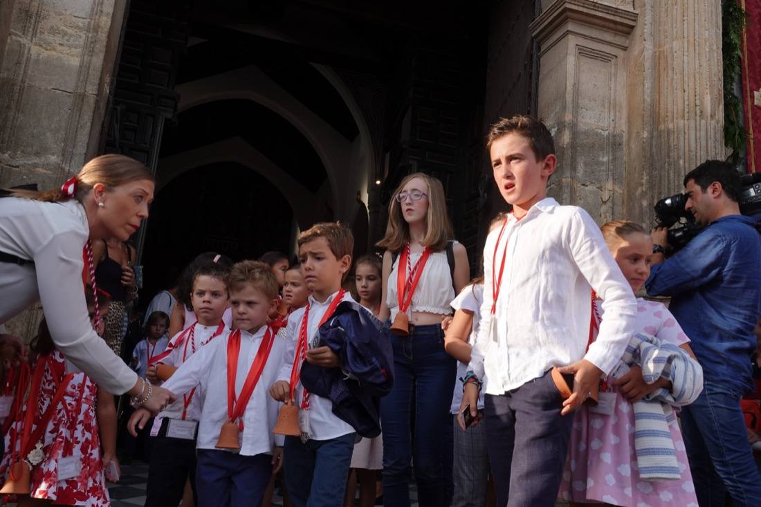 Así ha sido el recorrido de la Virgen de la Aurora por las calles de Granada
