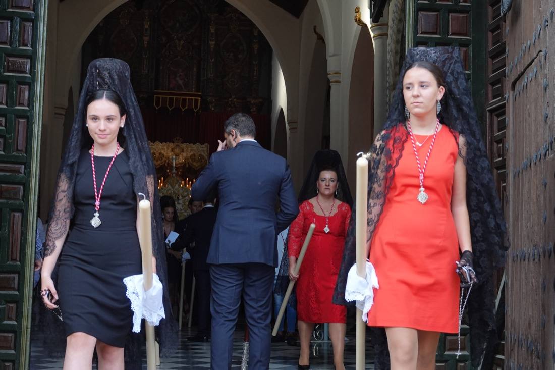 Así ha sido el recorrido de la Virgen de la Aurora por las calles de Granada