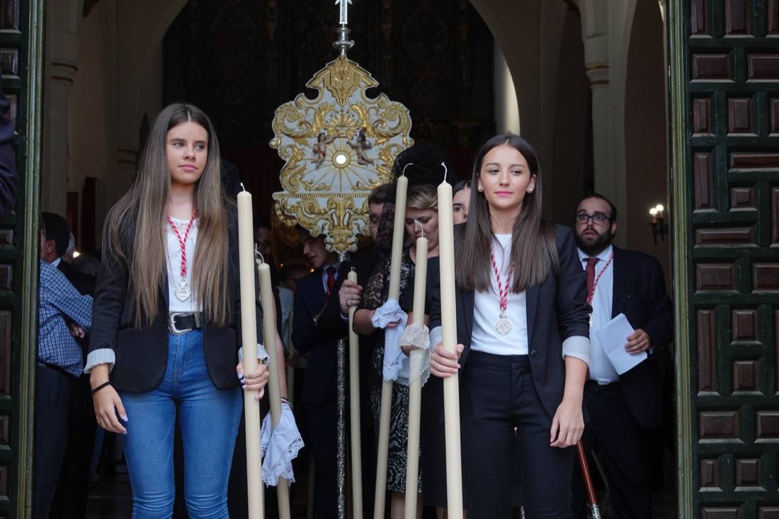 Así ha sido el recorrido de la Virgen de la Aurora por las calles de Granada