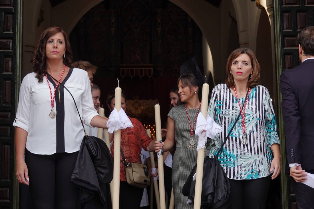 Así ha sido el recorrido de la Virgen de la Aurora por las calles de Granada