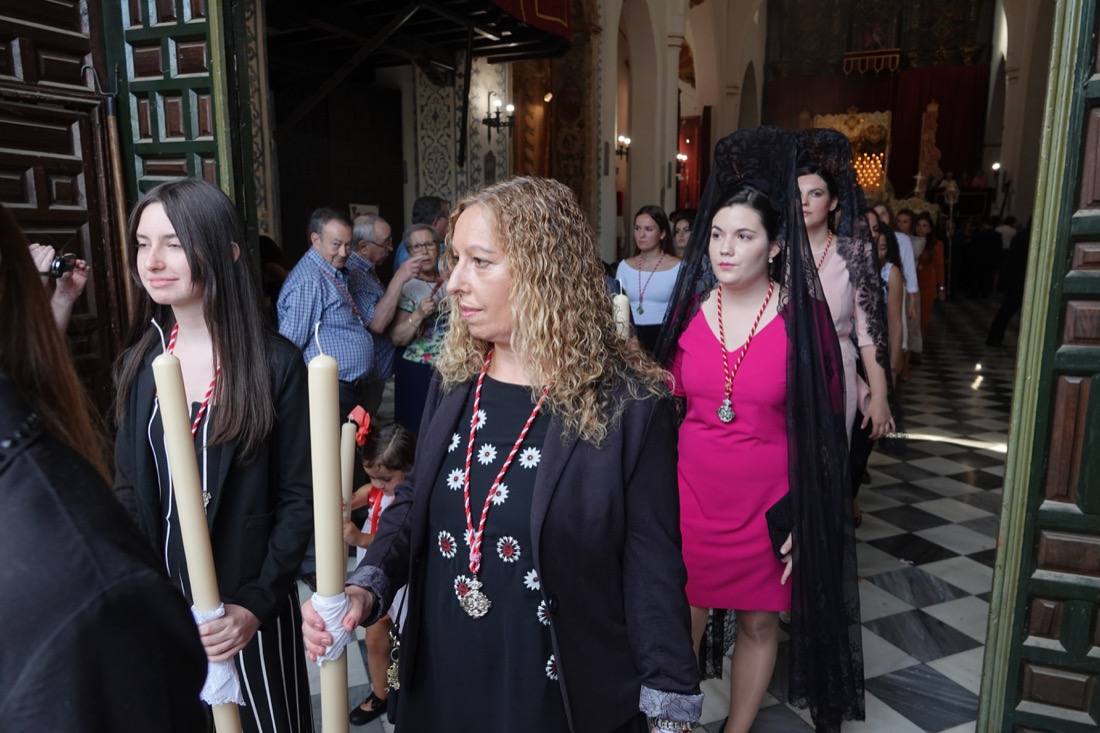 Así ha sido el recorrido de la Virgen de la Aurora por las calles de Granada