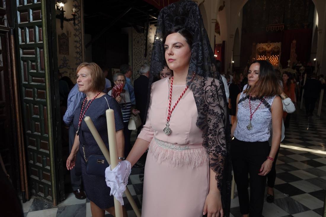 Así ha sido el recorrido de la Virgen de la Aurora por las calles de Granada