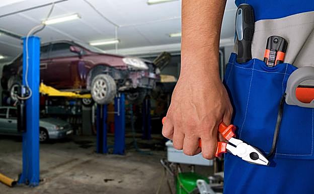 Un trabajador de un taller mecánico.