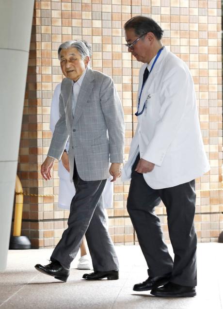 Imagen - El exemperador japonés Akihito llega al Hospital de la Universidad de Tokio, donde está ingresada la es emperatriz japonesa Michiko.