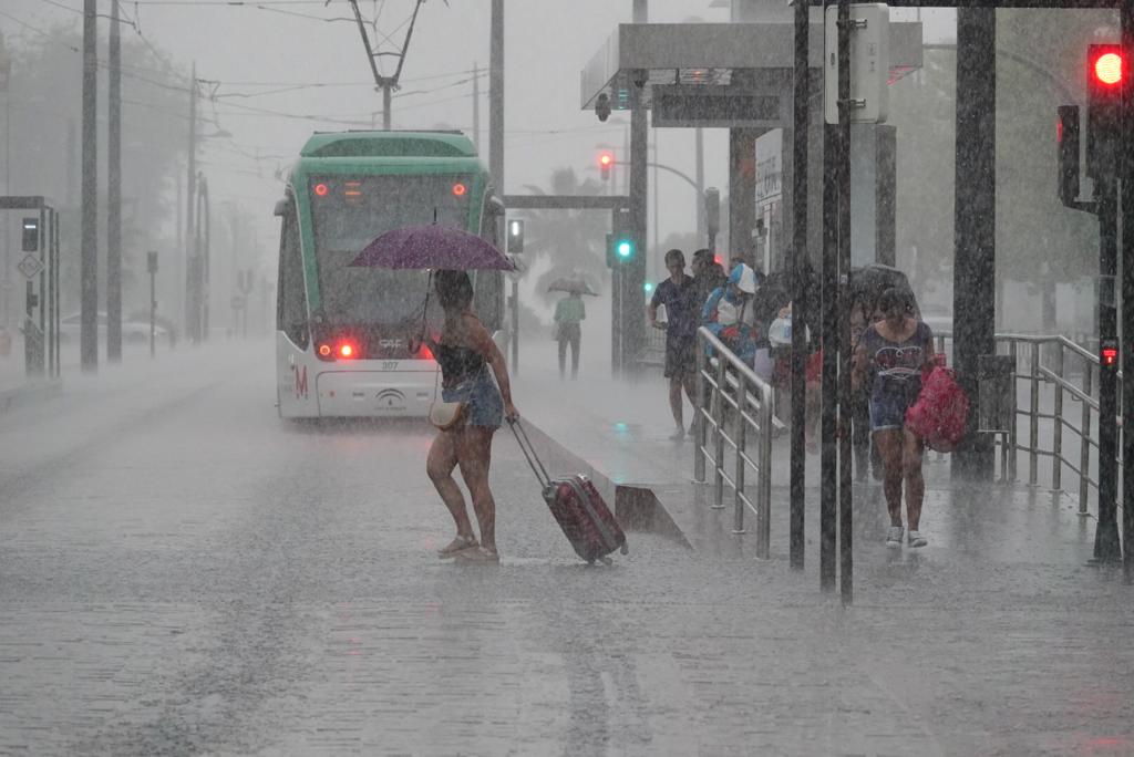 El cuerpo de Bomberos de la capital registra una enorme cantidad de llamadas en apenas unos minutos