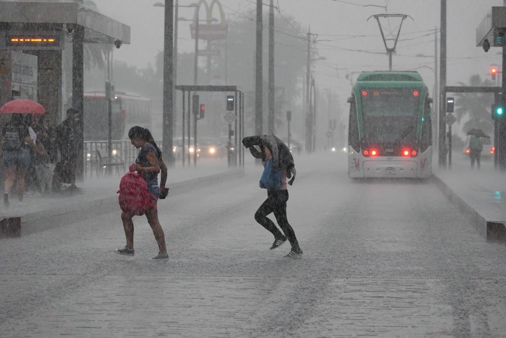 El cuerpo de Bomberos de la capital registra una enorme cantidad de llamadas en apenas unos minutos