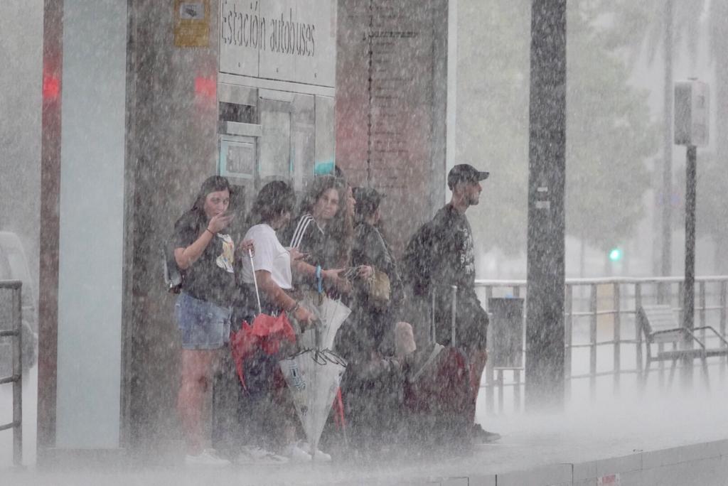 El cuerpo de Bomberos de la capital registra una enorme cantidad de llamadas en apenas unos minutos
