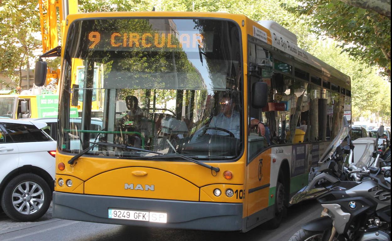 Autobús urbano de la empresa Castillo, en el Paseo de la Estación. 