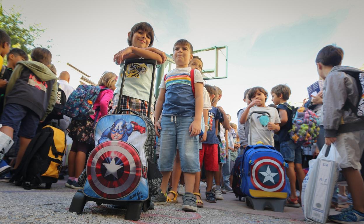 Jovenes 'vengadores' a las puertas del colegio José Hurtado de Mendonza. 