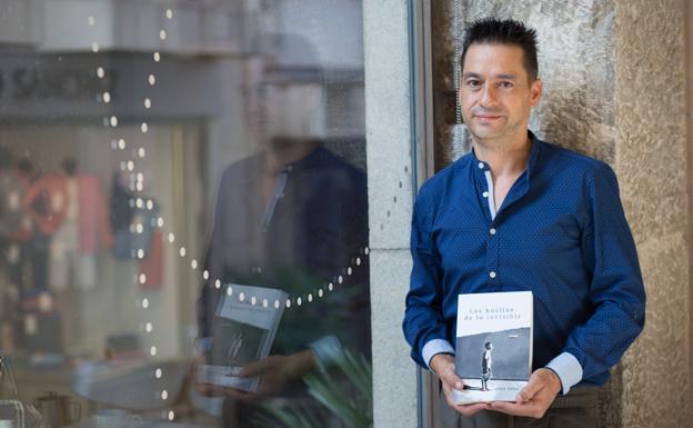 Toral posa junto a su libro 'Las huellas de lo invisible'