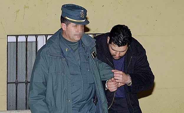 El violador es conducido por un guardia civil a la sala donde se celebró el juicio en 2005 en la Audiencia de Málaga