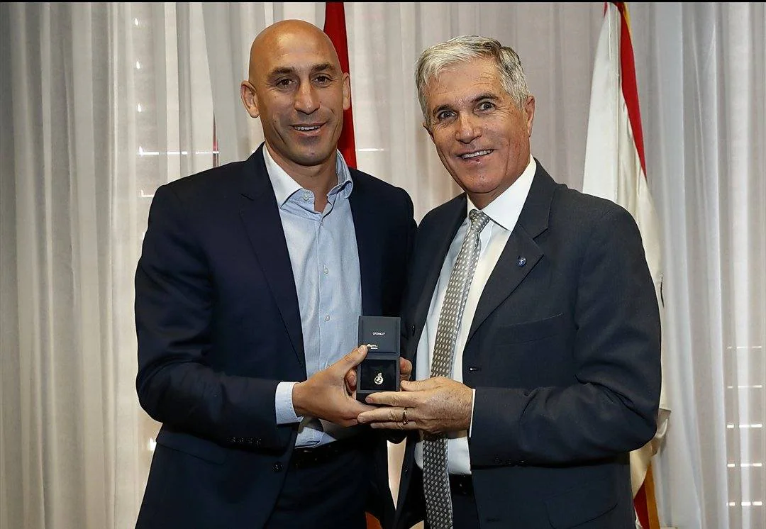 José Manuel Molina Maza recibió ayer la insignia de la Federación Española de Fútbol a manos de Luis Rubiales. 