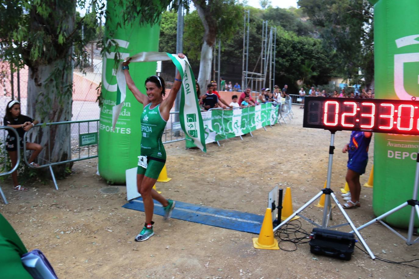 Rocío Espada celebra la victoria tras cruzar la meta. 