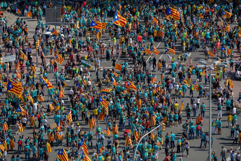 Cientos de miles de personas se manifestaron este miércoles en Barcelona a favor de la independencia y reclamando la libertad de los presos secesionistas. Según la Guardia Urbana, en torno a 600.000 personas participaron en la protesta organizada por la ANC y Ómnium Cultural, convertida ya en una tradición en el inicio político en Cataluña. La jornada terminó con el desalojo del parque de la Ciutadella de Barcelona tras dispersar a los cerca de 300 manifestantes independentistas que se concentraban las puertas del Parlament, entre insultos y momentos de tensión de los Mossos d'Esquadra con algunos grupos de activistas.