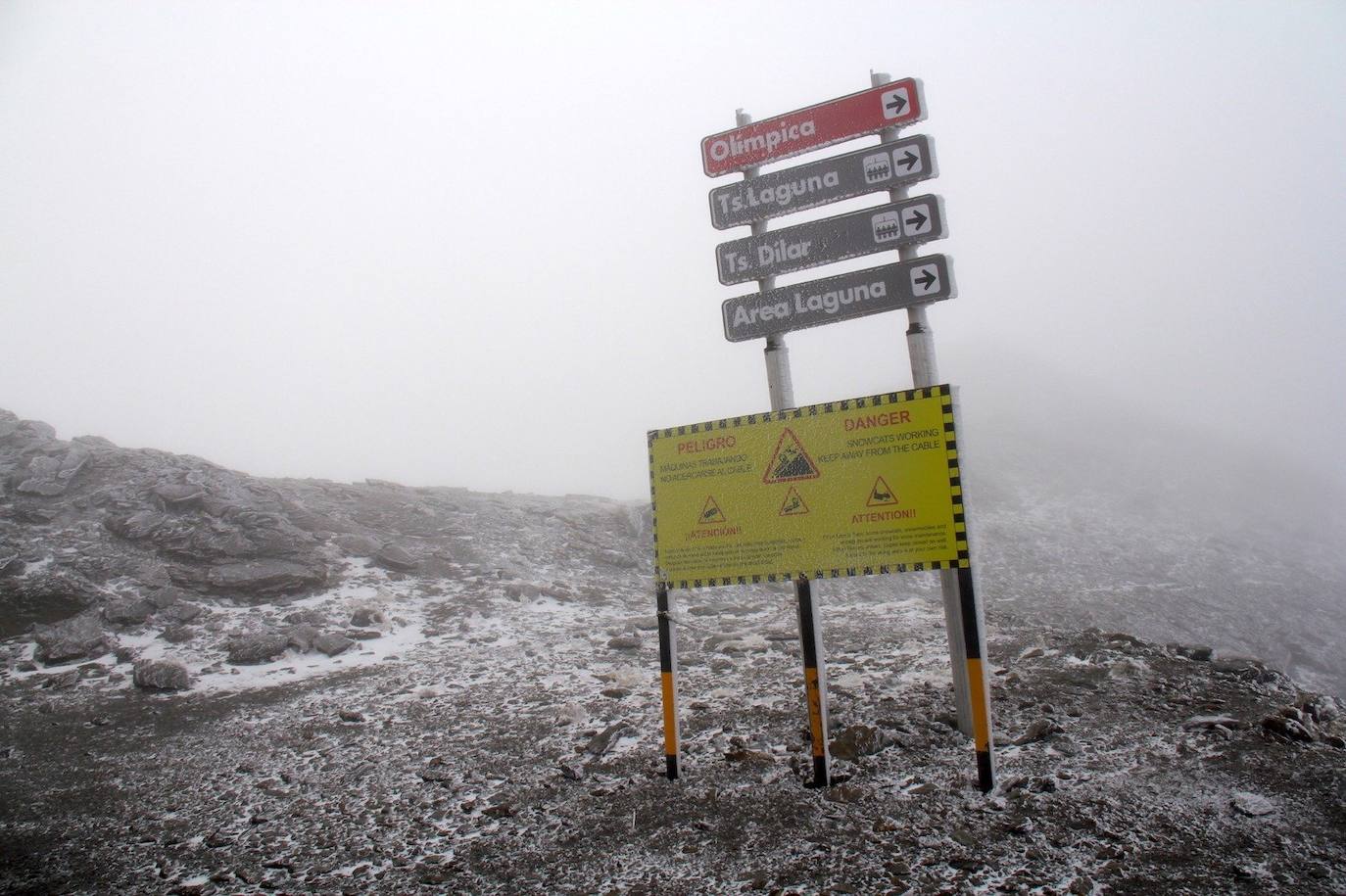 La montaña se ha cubierto de copos de nieve a partir de los 2.600 metros a la altura de la estación de Borreguiles