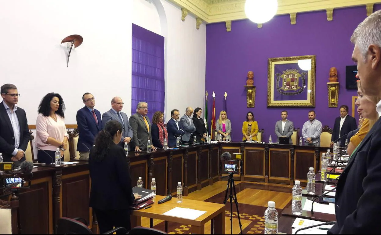 La corporación guardó un minuto de silencio en recuerdo de Alfonso Sánchez y una empleada municipal. 