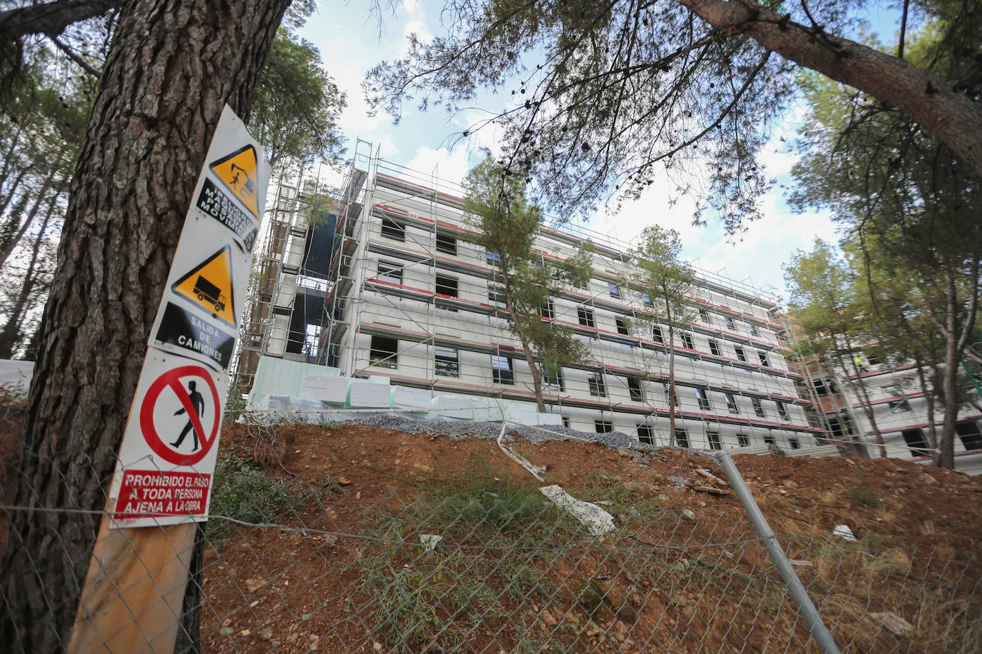 Obras de la residencia de estudiantes que promueve AMRO en el colegio mayor Loyola, que doblará su antiguo espacio con este nuevo edificio. 