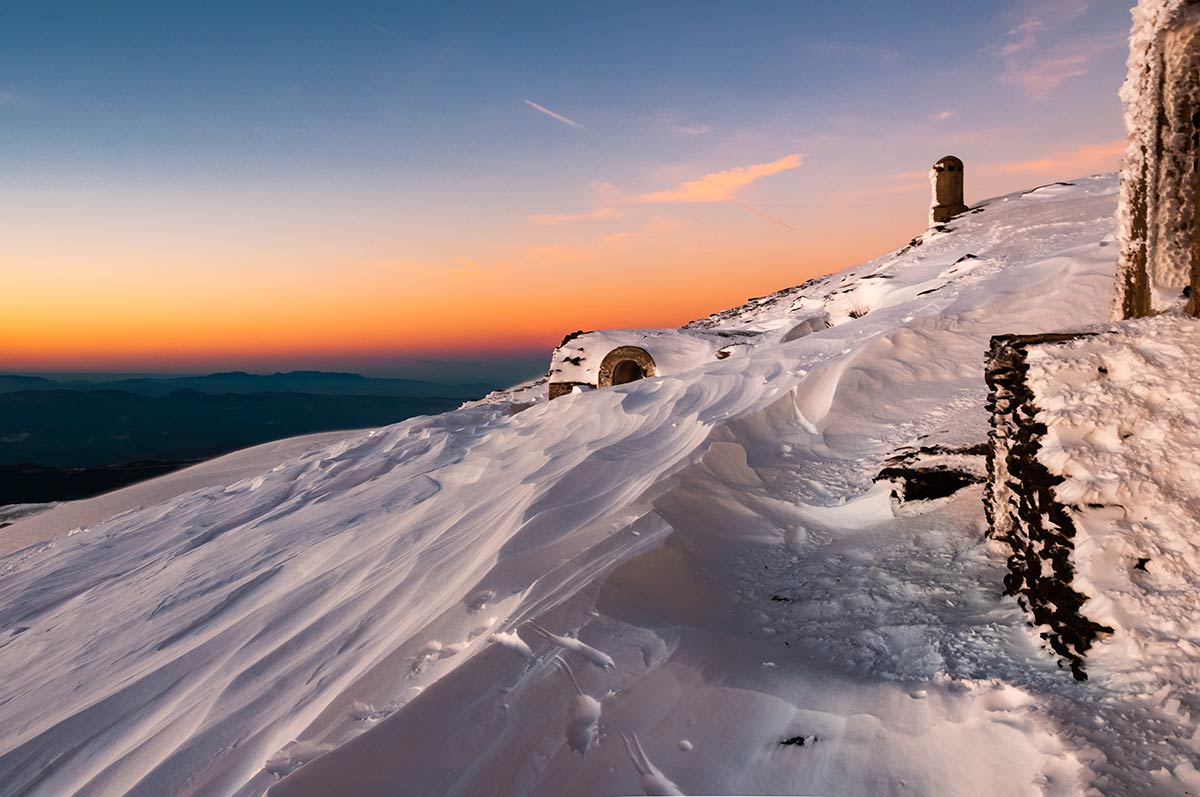 Imágenes del refugio de Elorrieta, situado en Sierra Nevada a 3.178 metros de altitud, la estructura construida en 1930 que los granadinos reivindican que sea restaurada y adaptada a un uso montañero
