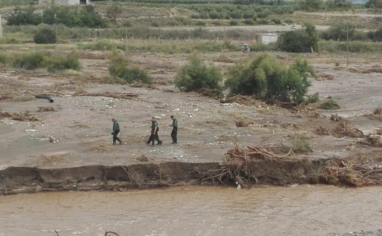 Tareas de búsqueda en la zona en la que se ha producido la desaparición. 