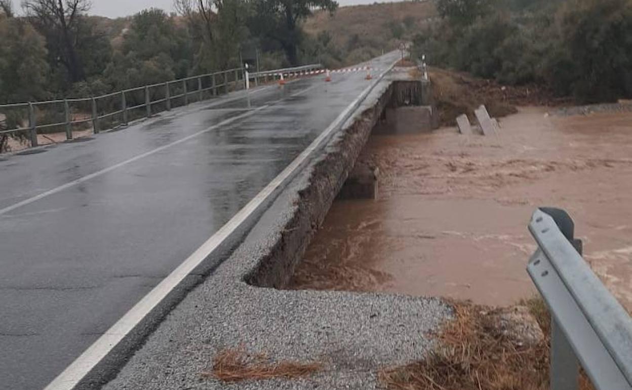 Tormentas e inundaciones en Granada | Las lluvias cortan tres carreteras en el norte de la provincia